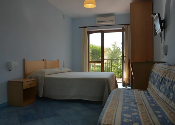 Larus ホテル サンジネート